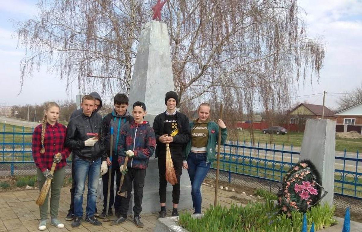 8 класс на благоустройстве  памятника в хуторе Заречном